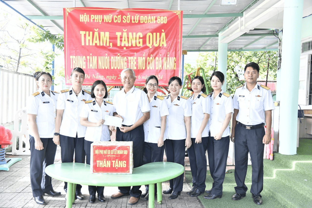 Hội phụ nữ Lữ đoàn 680 thăm, tặng quà trẻ em mồ côi, khuyết tật