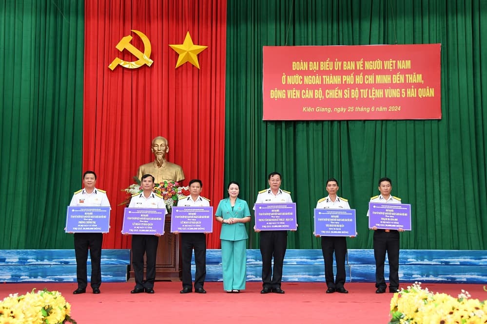 Đoàn đại biểu Ủy ban về người Việt Nam ở nước ngoài TP. Hồ Chí Minh thăm Bộ Tư lệnh Vùng 5