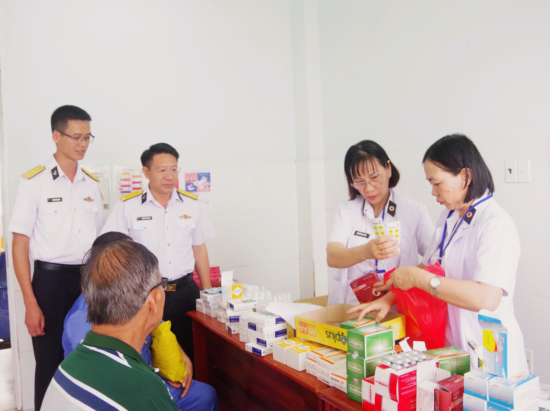 Trường Cao đẳng Kỹ thuật Hải quân: Khám bệnh, cấp thuốc miễn phí cho nhân dân tỉnh Tây Ninh