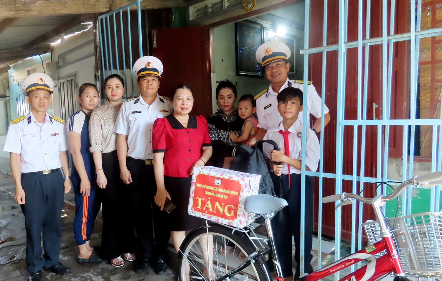Lữ đoàn 955 và 682: Tặng quà con ngư dân nhân dịp chuẩn bị vào năm học mới