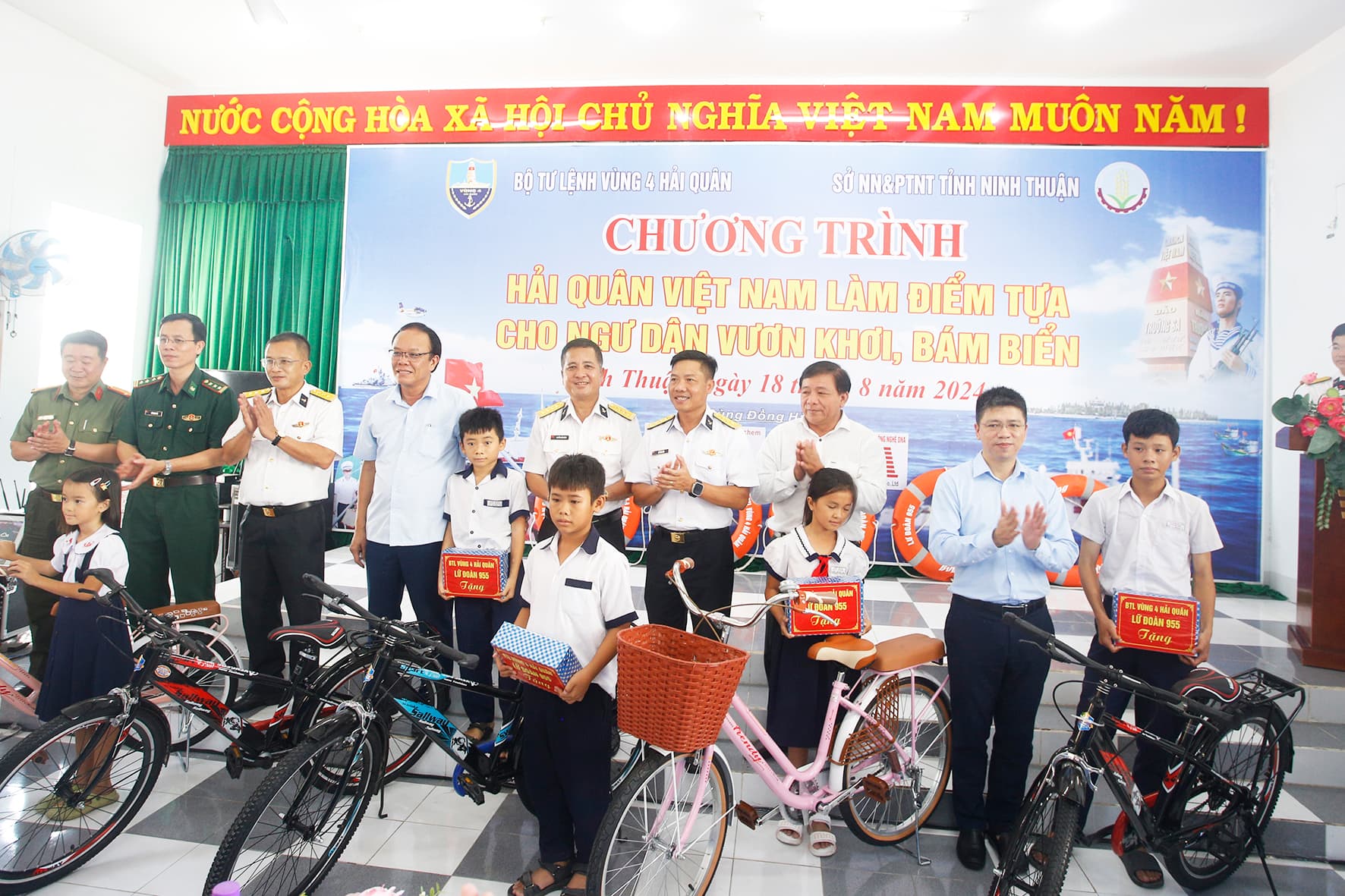 Thực hiện Chương trình "Hải quân Việt Nam làm điểm tựa cho ngư dân vươn khơi, bám biển" tại tỉnh Ninh Thuận