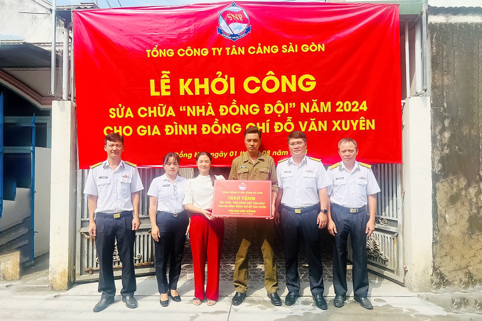 Tân cảng Sài Gòn hỗ trợ kinh phí sửa chữa “Nhà đồng đội” cho gia đình người lao động