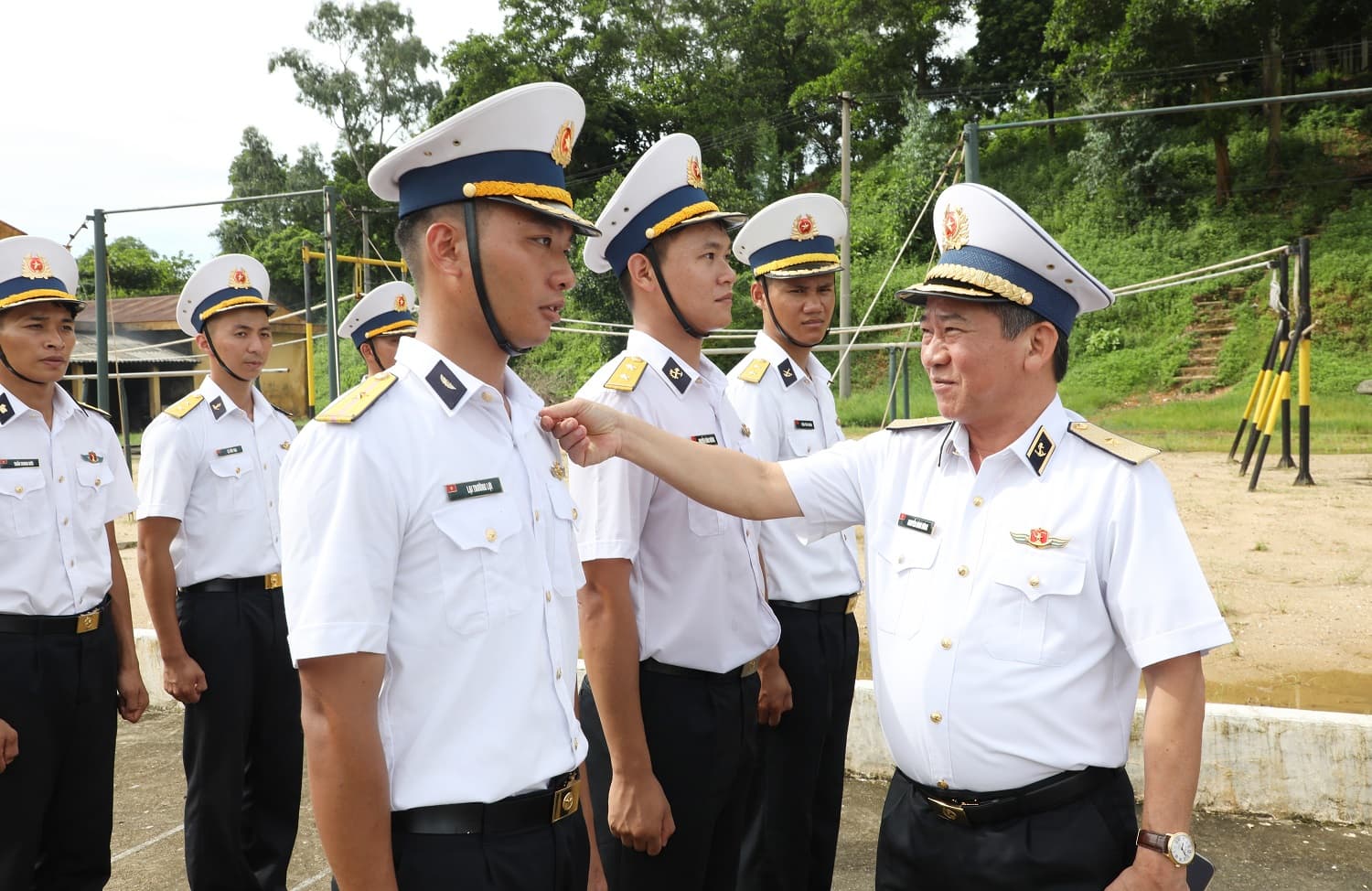 Thủ trưởng Bộ Tư lệnh Hải quân kiểm tra lực lượng diễu binh kỷ niệm 80 năm thành lập Quân đội Nhân dân Việt Nam