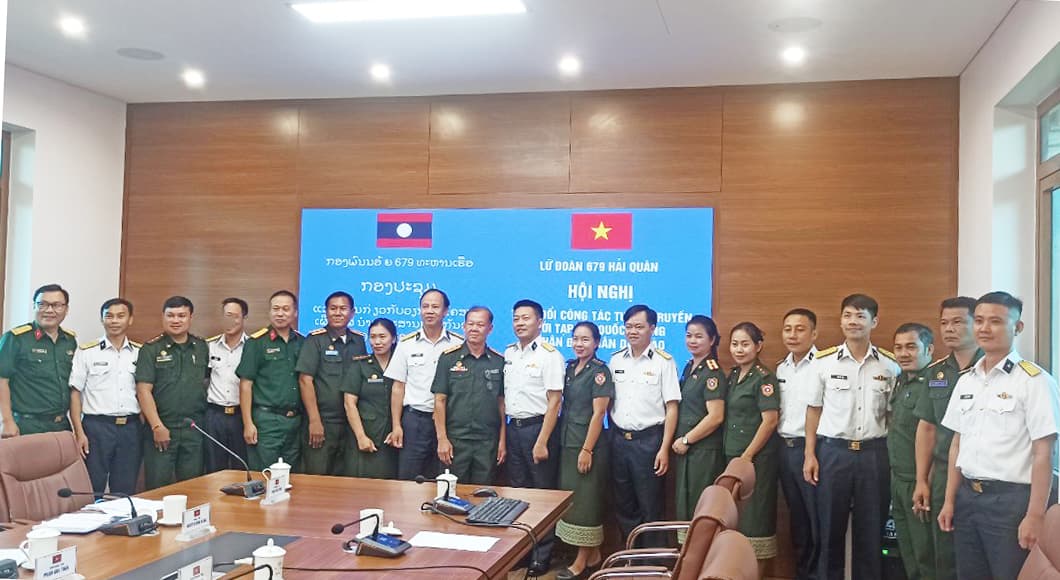 Đoàn cán bộ Tạp chí Quốc phòng Quân đội nhân dân Lào nghiên cứu thực tế tại Lữ đoàn 679