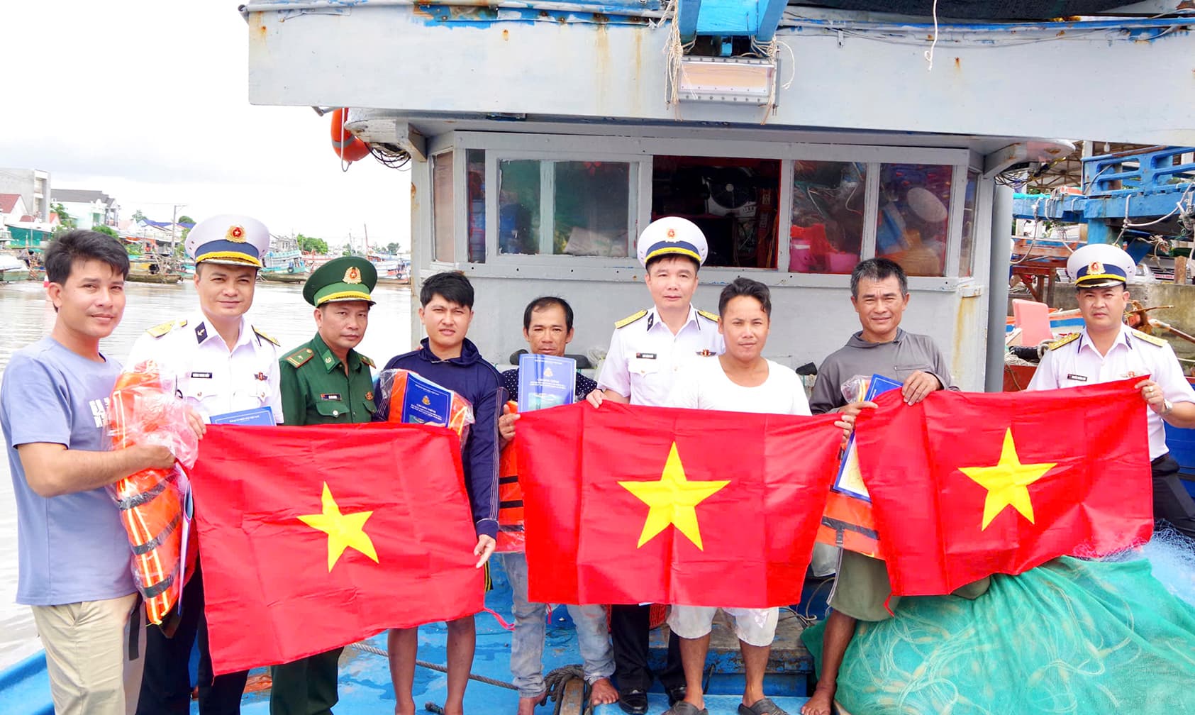 Vùng 2 thực hiện chương trình “Hải quân Việt Nam làm điểm tựa cho ngư dân vươn khơi, bám biển”
