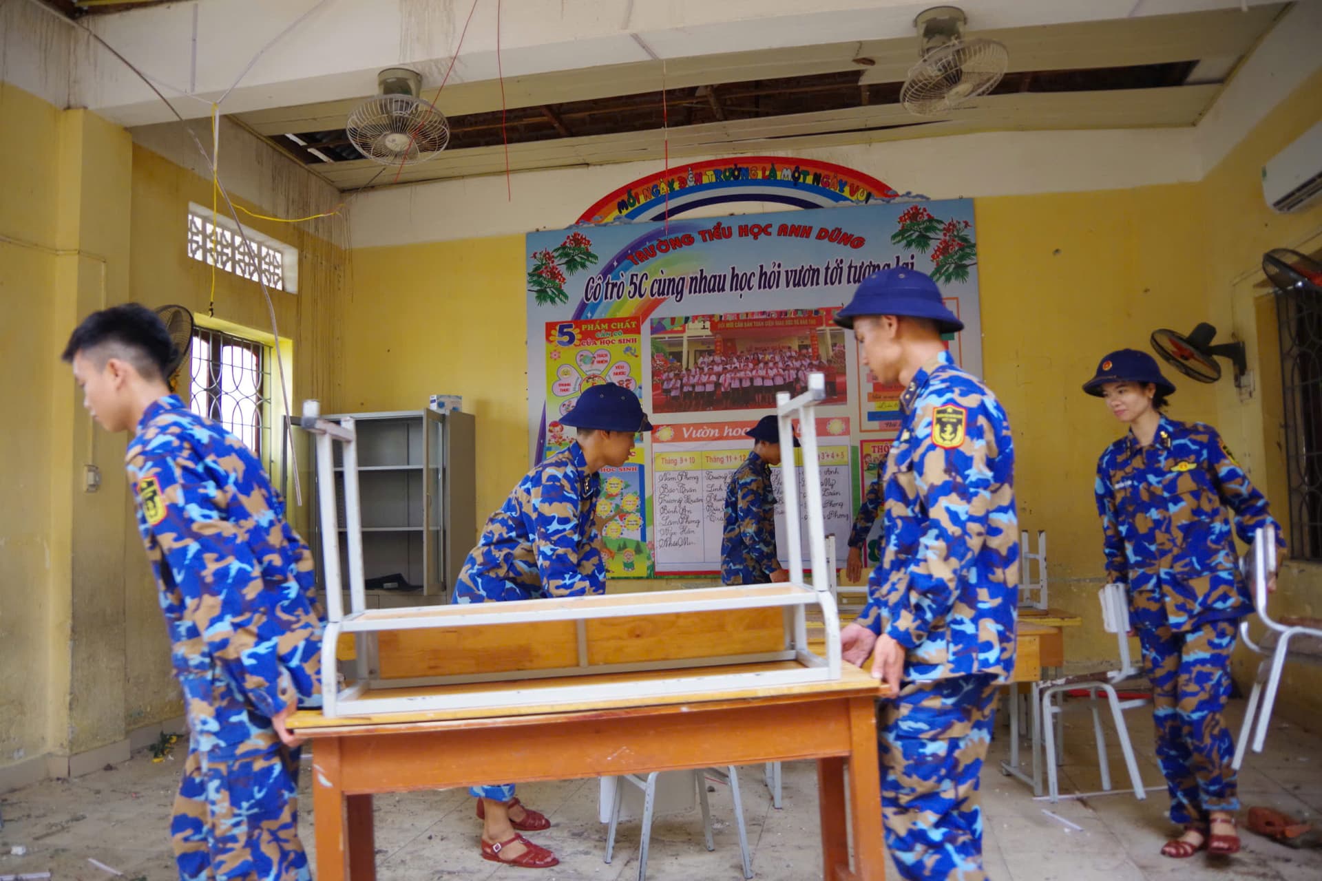 Đoàn Đo đạc biên vẽ hải đồ và nghiên cứu biển giúp dân khắc phục hậu quả bão số 3