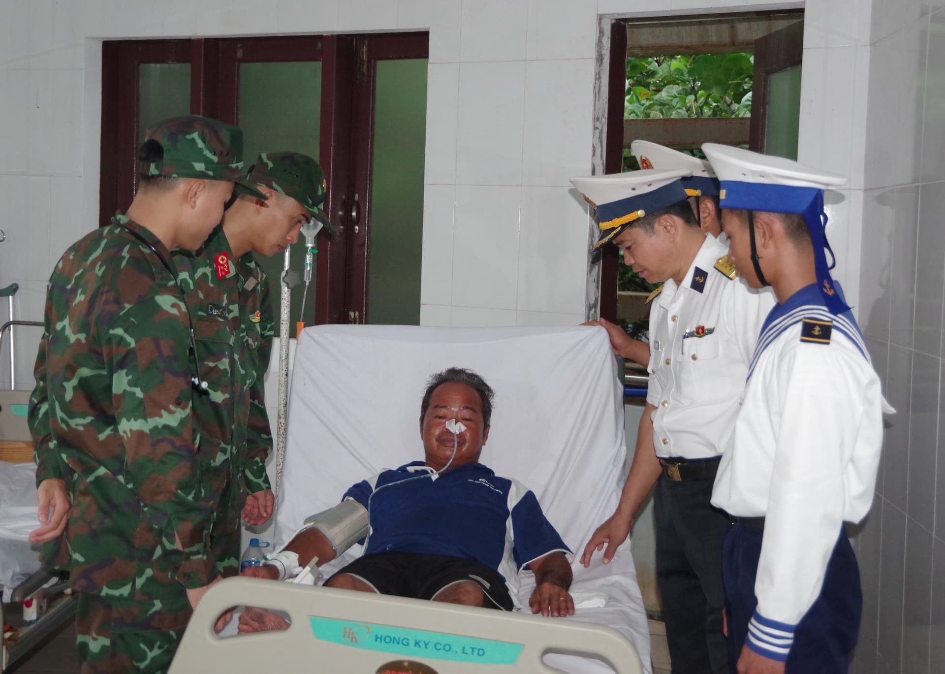 Trung tâm Y tế thị trấn Trường Sa cấp cứu ngư dân nghi bị viêm tụy cấp
