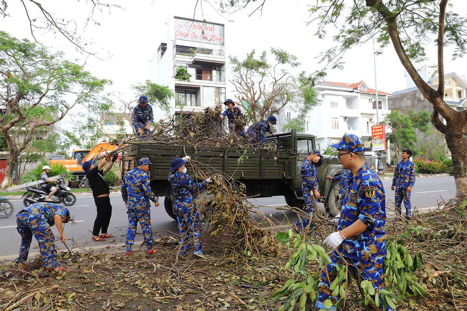 350 cán bộ, chiến sĩ Hải quân tiếp tục khắc phục hậu quả bão số 3 tại Hải Phòng