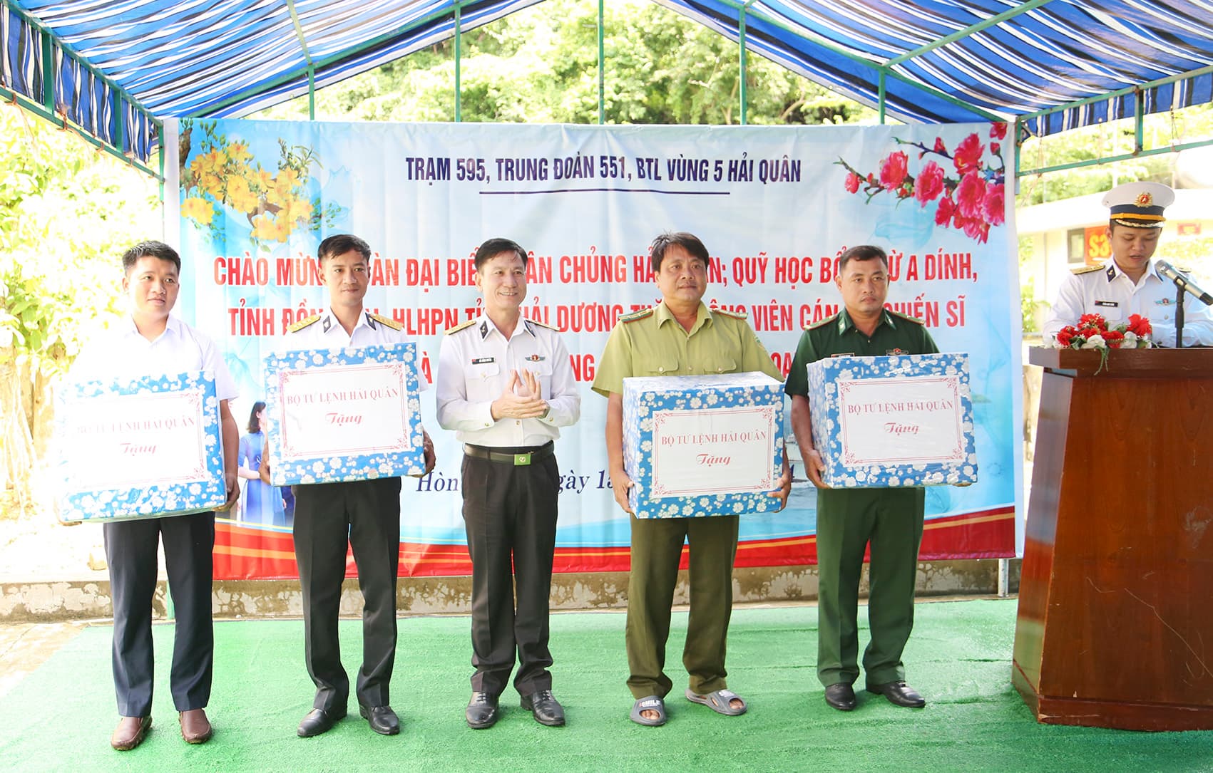 Nhiều phần quà ý nghĩa chuyển đến cán bộ, chiến sĩ Trạm ra đa 595 trên đảo Hòn Khoai