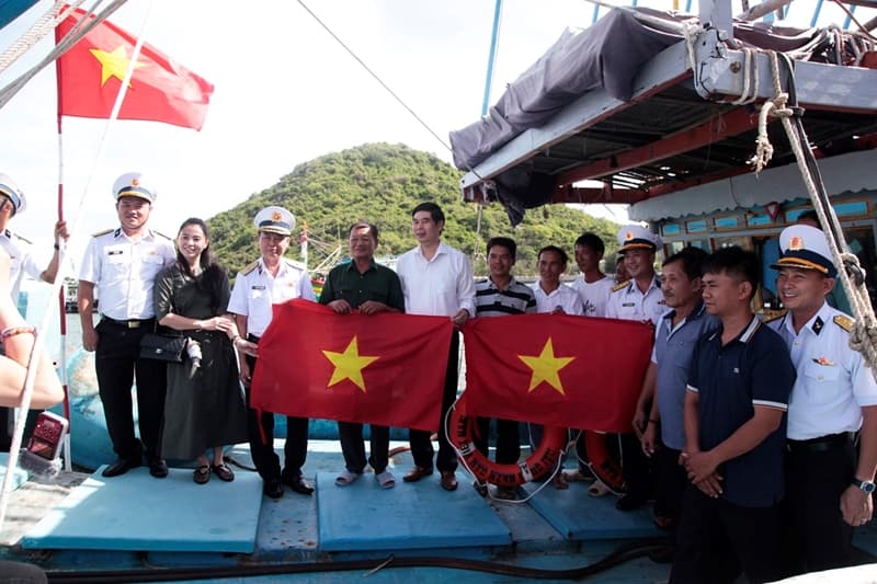 Vùng 4 Hải quân thực hiện chương trình "Hải quân Việt Nam làm điểm tựa cho ngư dân vươn khơi, bám biển" tại Bình Định
