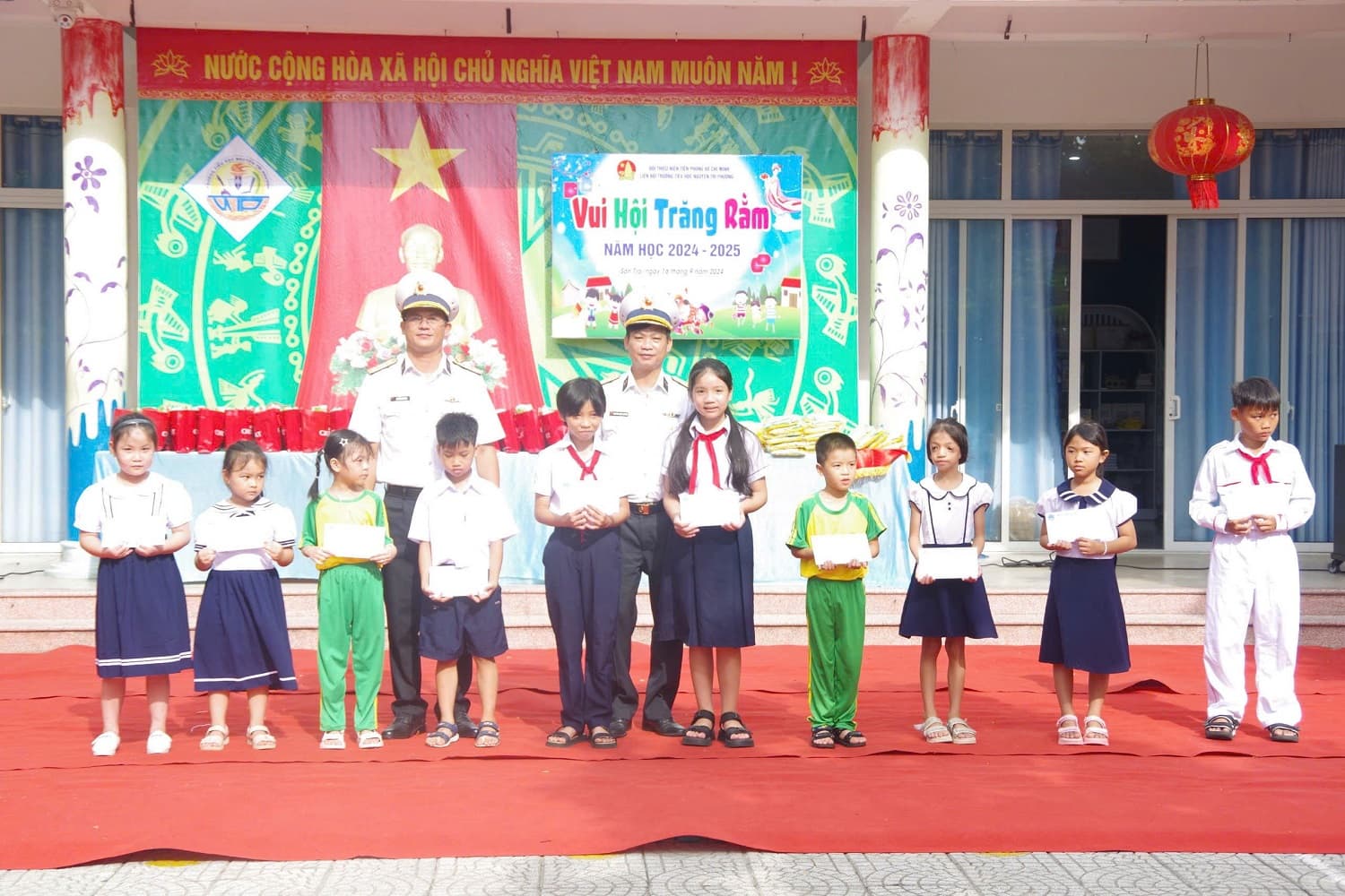 Lữ đoàn 161 tặng quà các cháu thiếu nhi dịp Tết Trung thu 2024