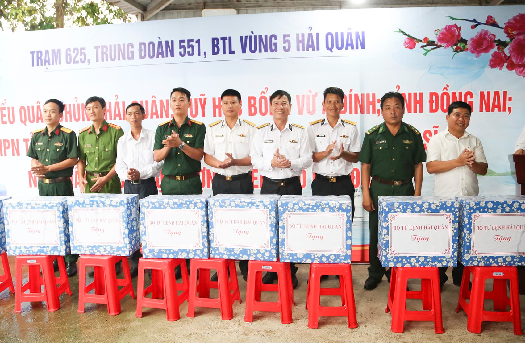 Thăm, tặng quà quân và dân trên đảo Hòn Đốc