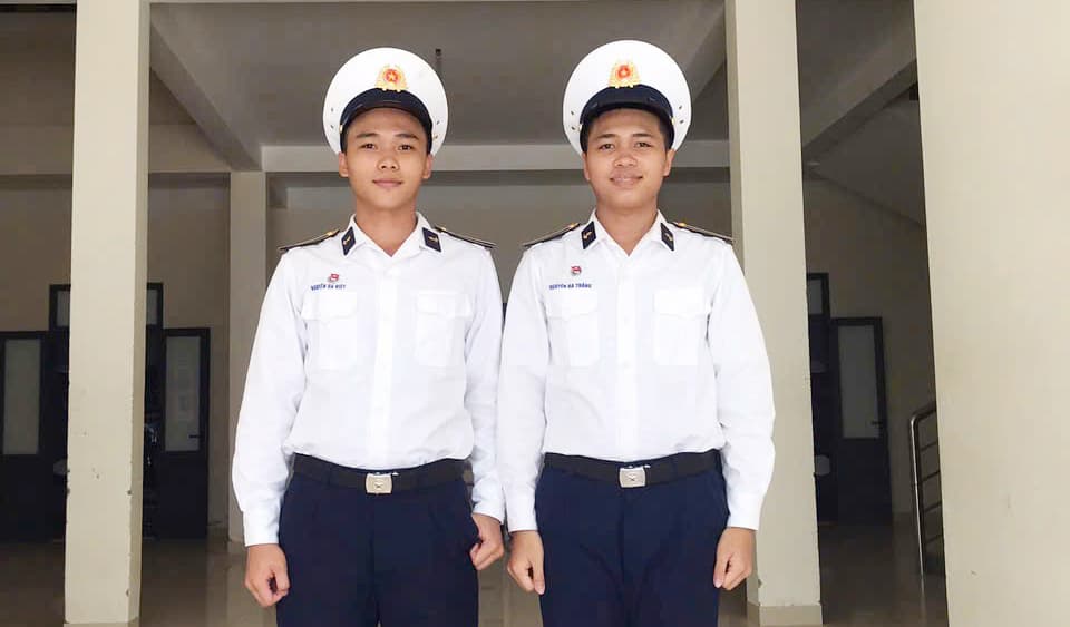 Anh em song sinh trúng tuyển vào Học viện Hải quân