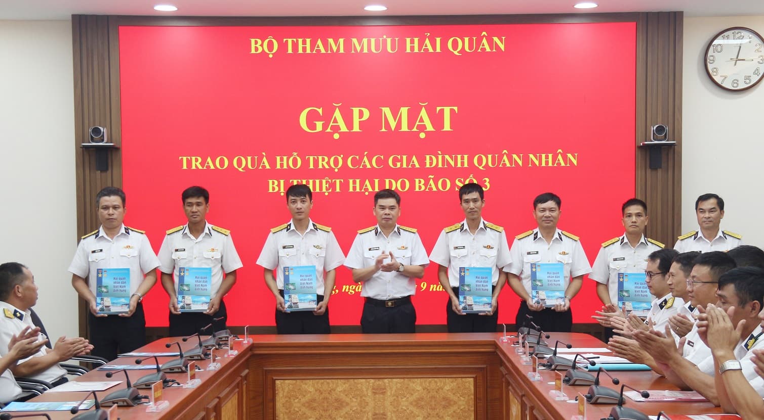 Bộ Tham mưu gặp mặt, tặng quà các gia đình quân nhân bị thiệt hại do cơn bão số 3