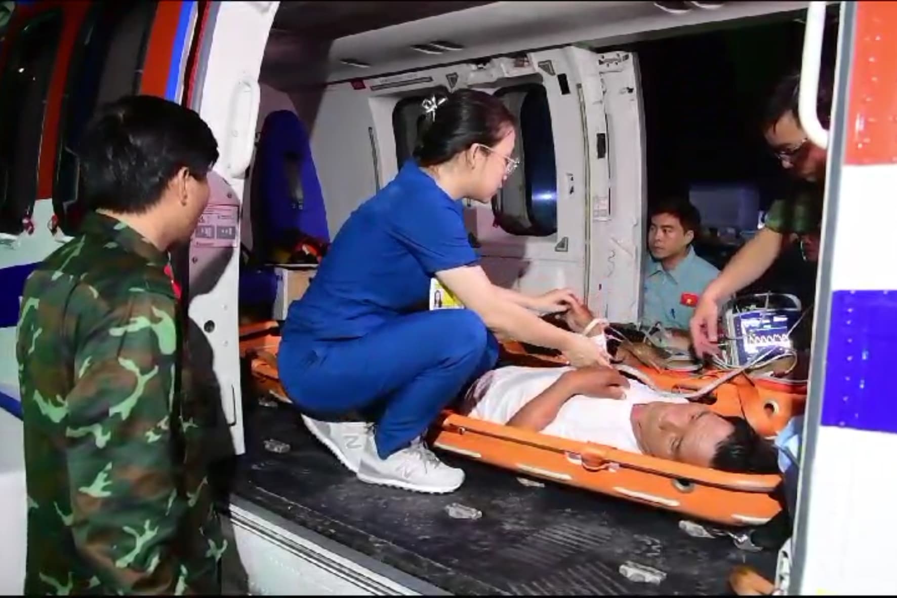 Trực thăng đưa 2 bệnh nhân từ đảo Sơn Ca vào đất liền điều trị