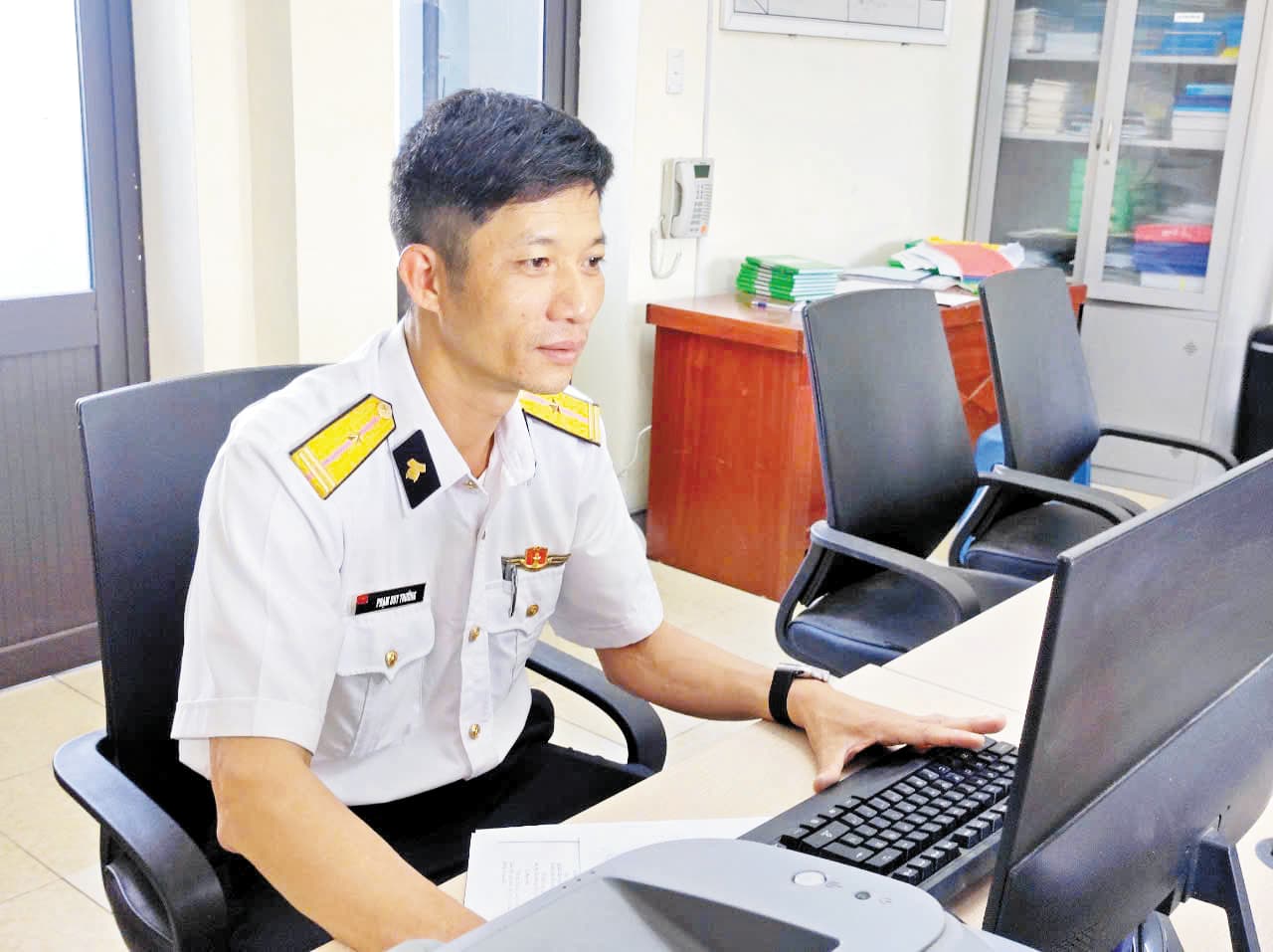 Nhân viên ra đa vượt khó, làm chủ trang bị hiện đại