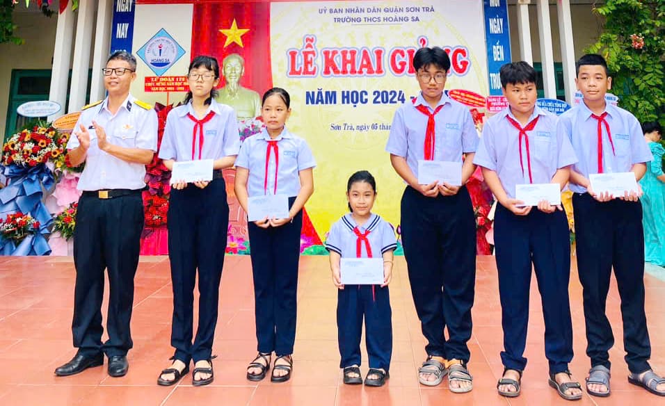Xưởng sữa chữa tổng hợp Vùng 3 tặng thẻ bảo hiểm y tế cho học sinh có hoàn cảnh khó khăn