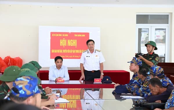 Vùng 1 bàn giao 17 ngư dân bị nạn trên biển cho tỉnh Quảng Ninh