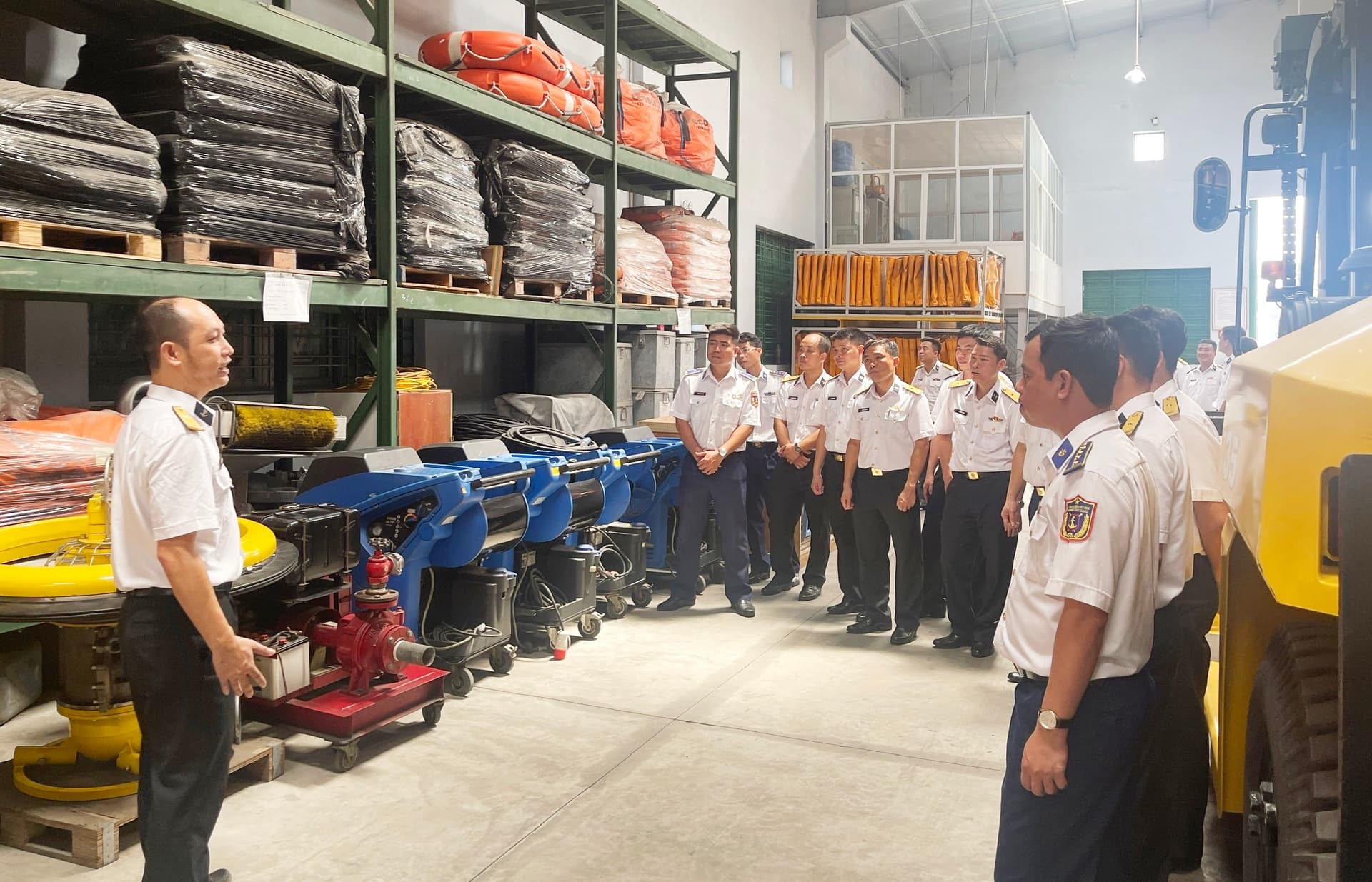 Đoàn cán bộ, học viên Học viện Chính trị tham quan Hải đoàn 128