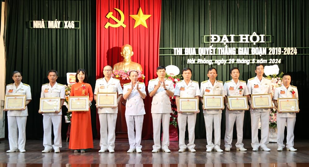 Nhà máy X46: Nhiều tập thể, cá nhân được tôn vinh khen thưởng trong phong trào thi đua quyết thắng