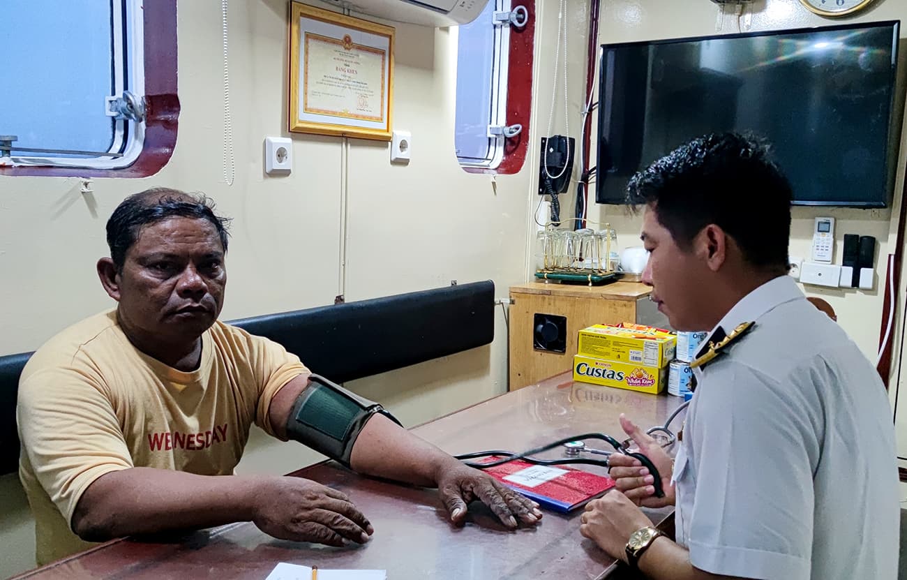Tàu của Vùng 4 Hải quân tiếp nhận ngư dân Philippines bị nạn trên biển