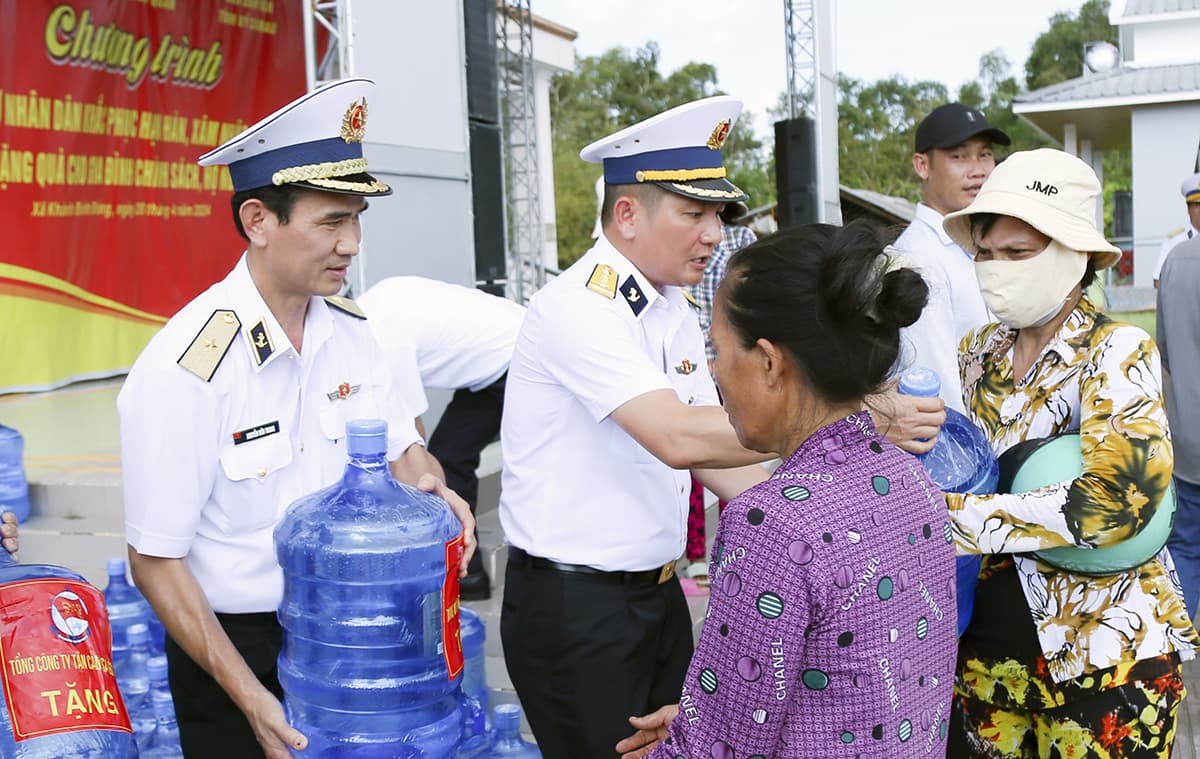 Nghĩa tình quân - dân trong mùa hạn