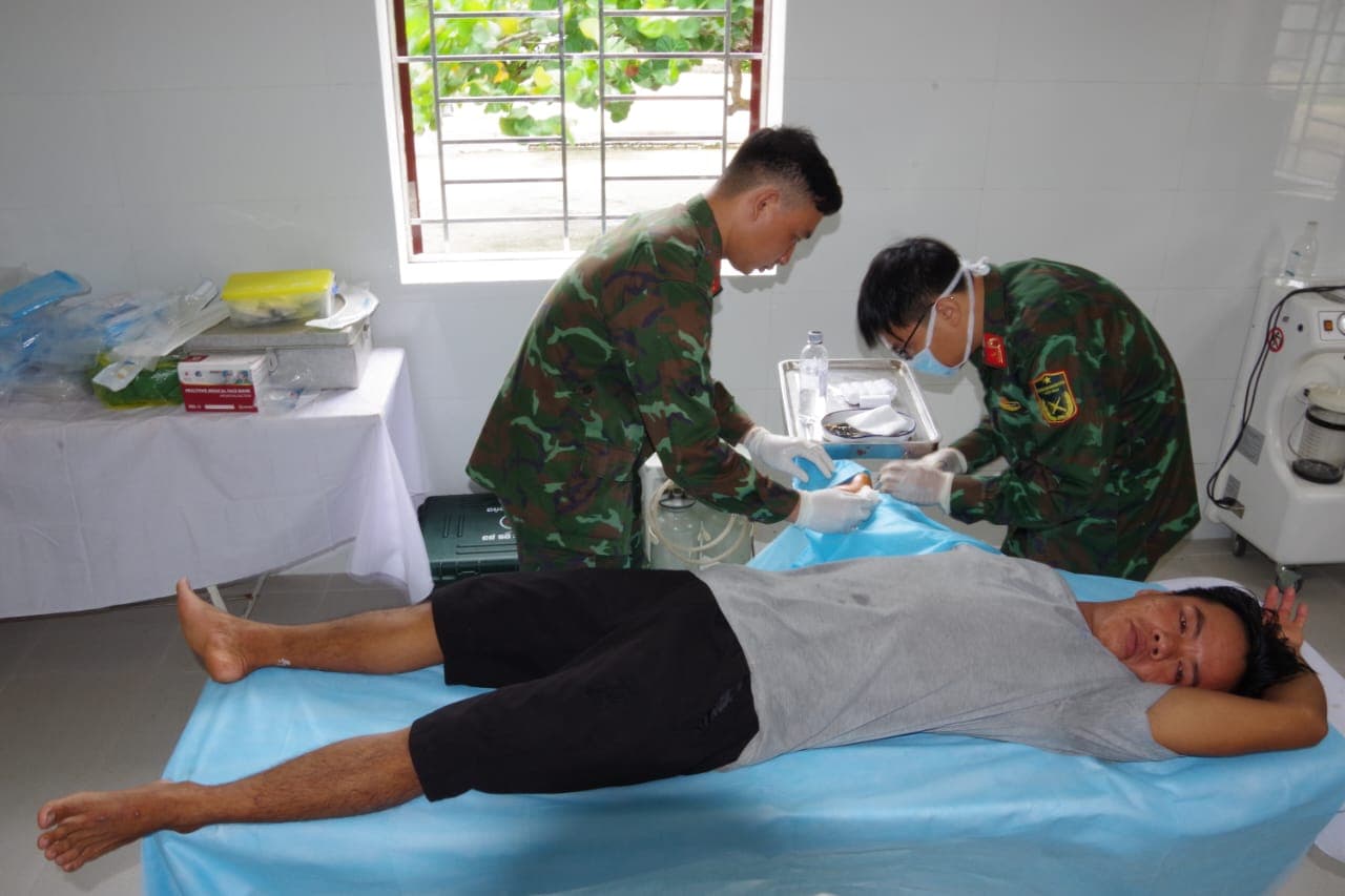Bệnh xá đảo Sơn Ca cấp cứu ngư dân gặp nạn trên biển