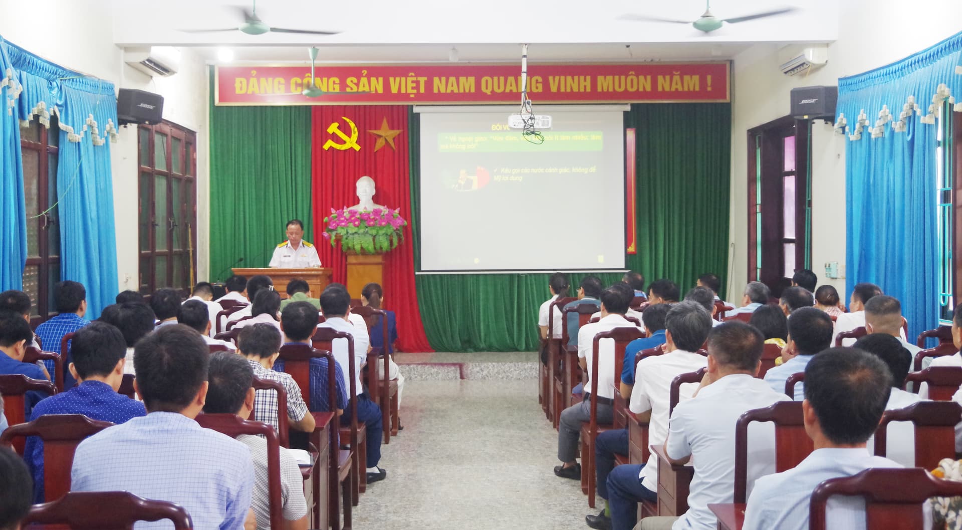 Nhà máy X70 thông tin về tình hình biển, đảo và tặng quà gia đình chính sách tại Bắc Ninh