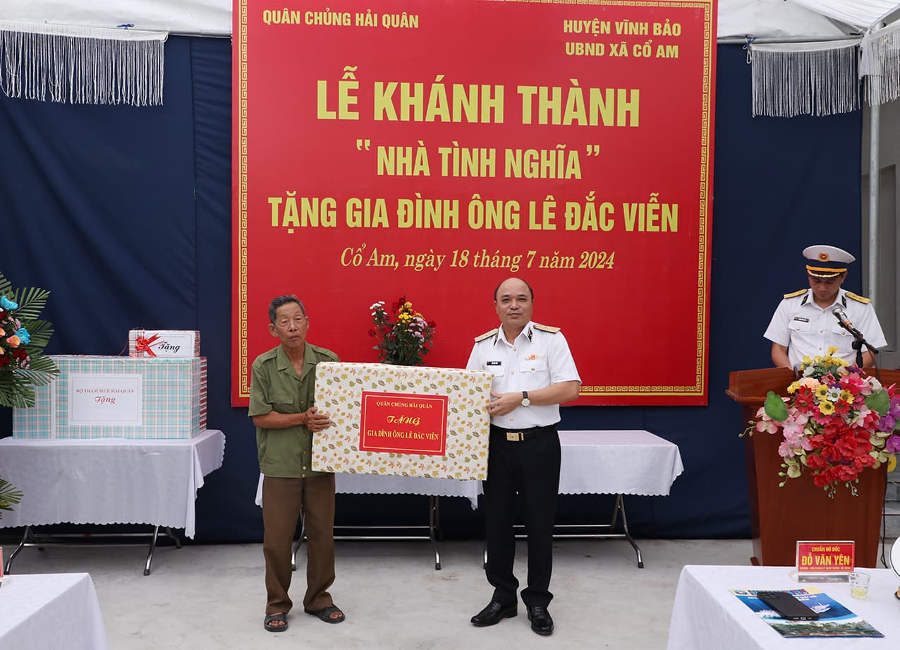 Phó Chính uỷ Hải quân dự lễ bàn giao nhà tình nghĩa tặng gia đình chính sách