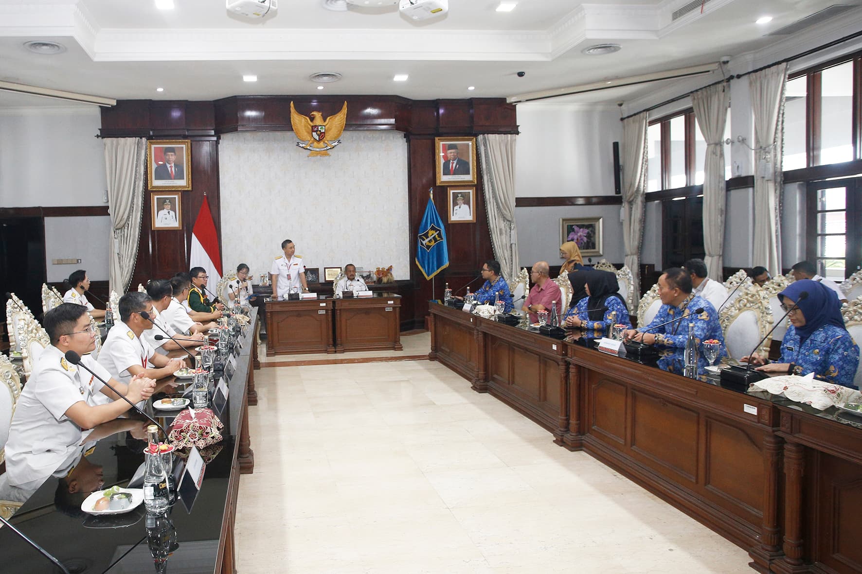 Đoàn công tác Tàu buồm 286-Lê Quý Đôn chào xã giao chính quyền TP.Surabaya và một số đơn vị Hải quân Indonesia
