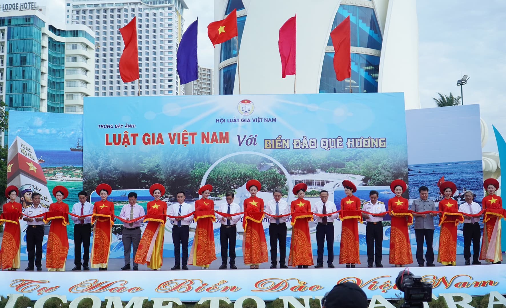 Trưng bày ảnh “Luật gia Việt Nam với biển, đảo quê hương” lần thứ 5