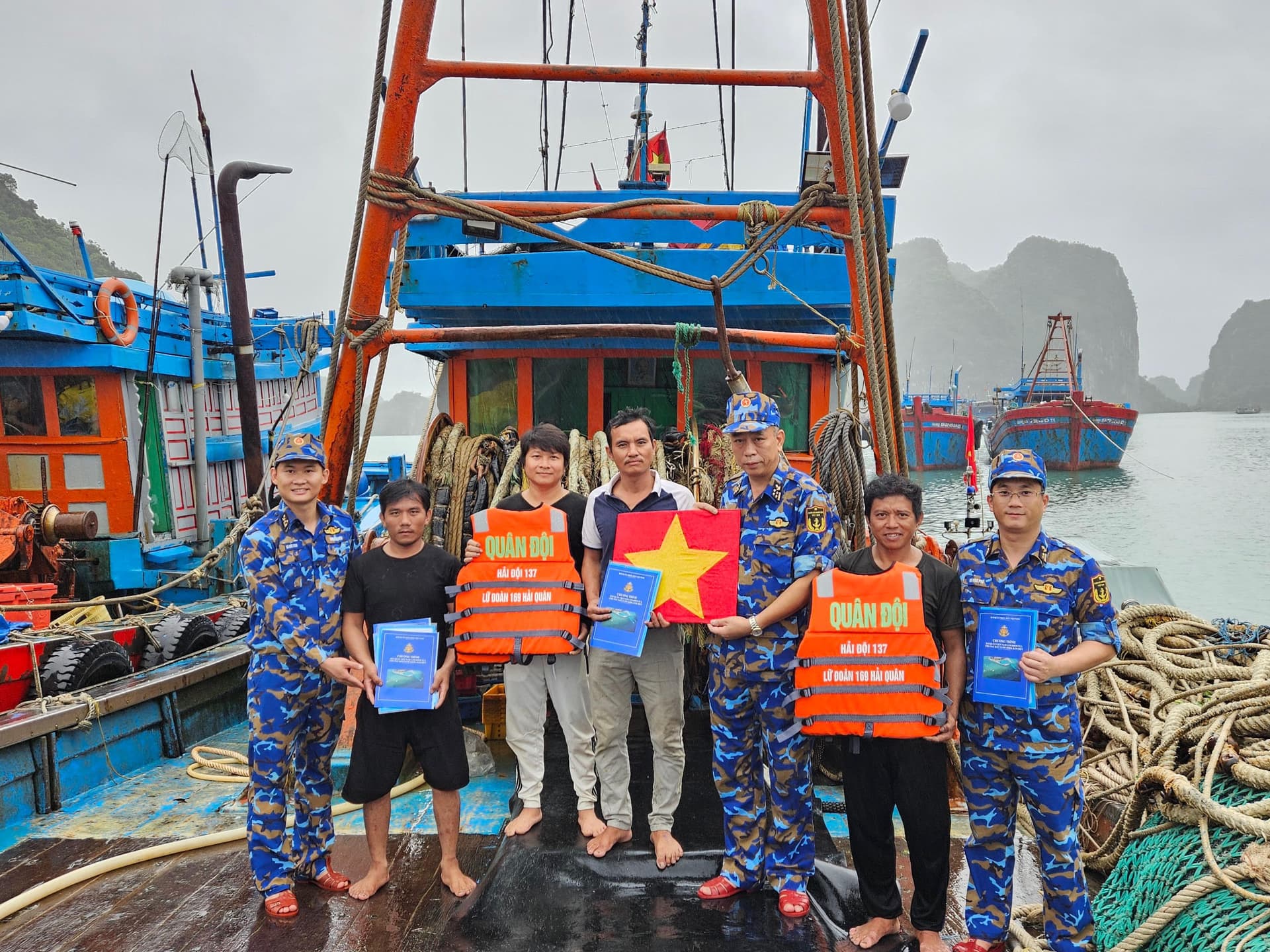 Lữ đoàn 169 tặng quà ngư dân tại khu vực tránh trú bão số 2