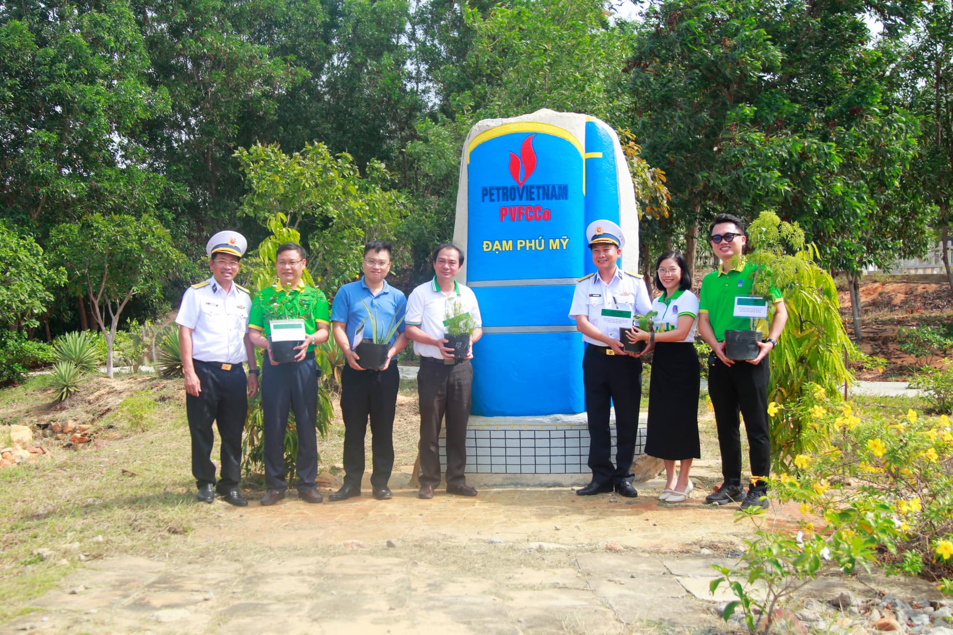 Lữ đoàn 162 tiếp nhận 3 tấn phân bón từ đơn vị kết nghĩa