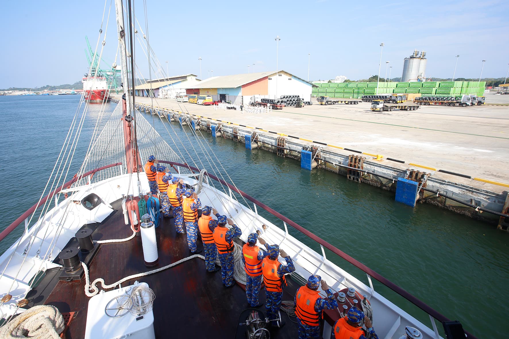 Tàu 286-Lê Quý Đôn cập cảng Muara thăm Brunei