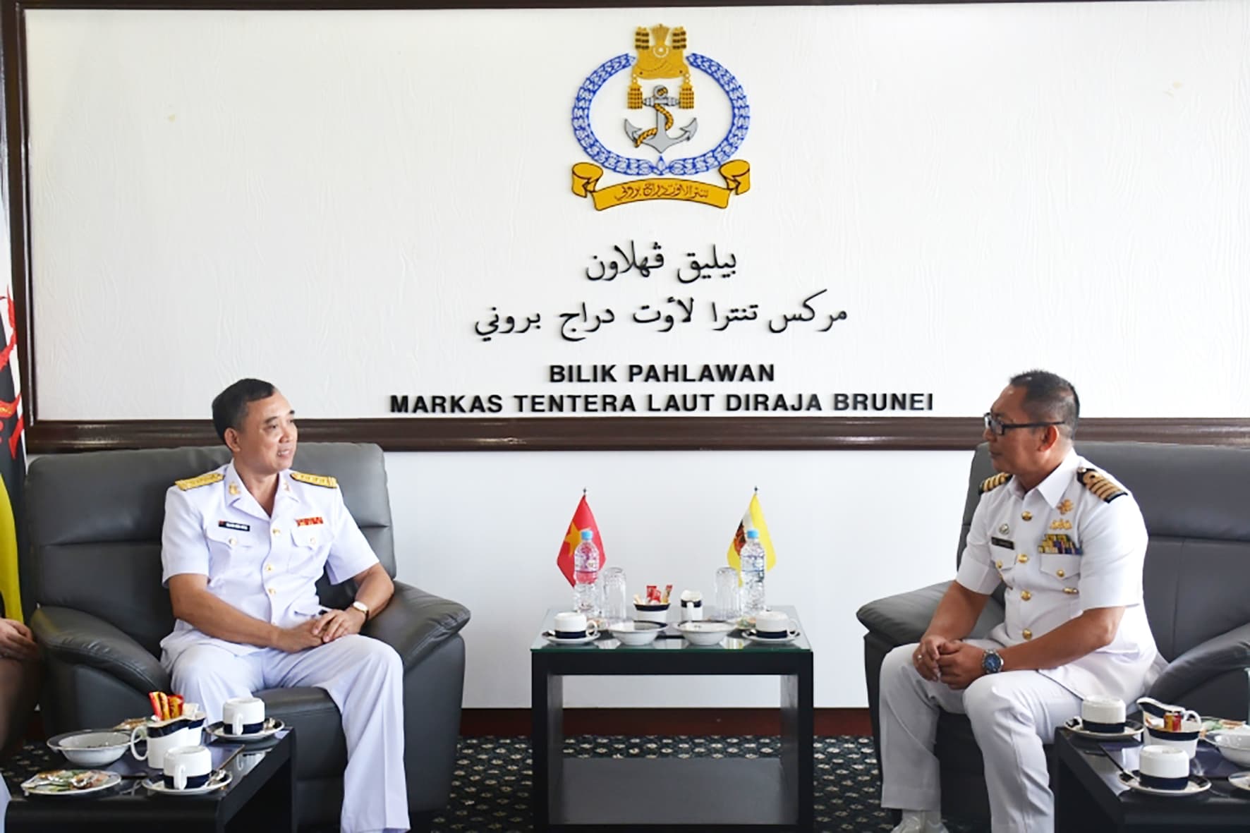Đoàn công tác Hải quân Việt Nam chào xã giao chỉ huy Hải quân Hoàng gia Brunei và thăm Đại sứ quán Việt Nam tại Brunei