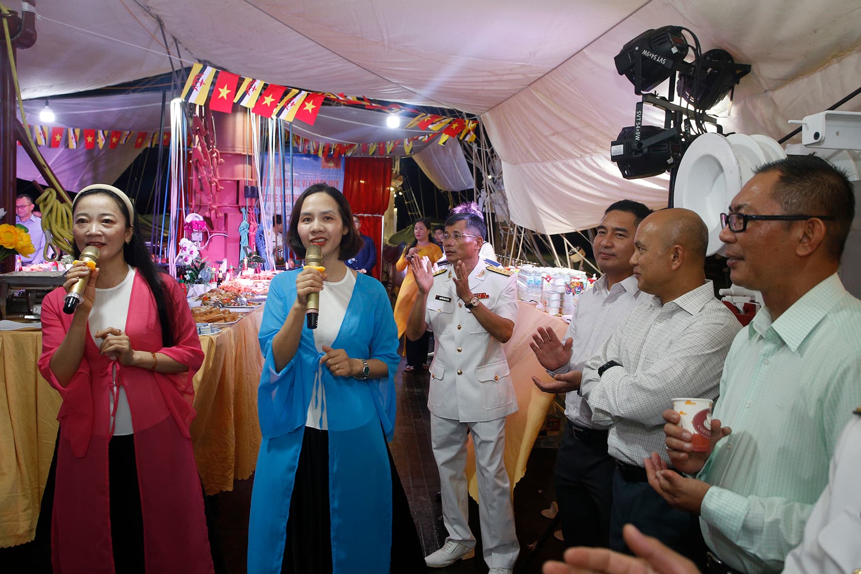 Tiệc chiêu đãi trên Tàu 286-Lê Quý Đôn tại Brunei