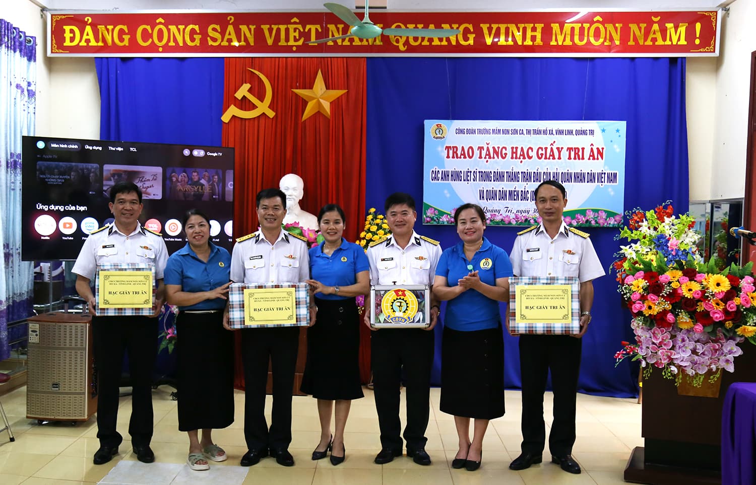 Vùng 3 tiếp nhận hạc giấy tri ân các anh hùng, liệt sĩ trong Chiến thắng trận đầu