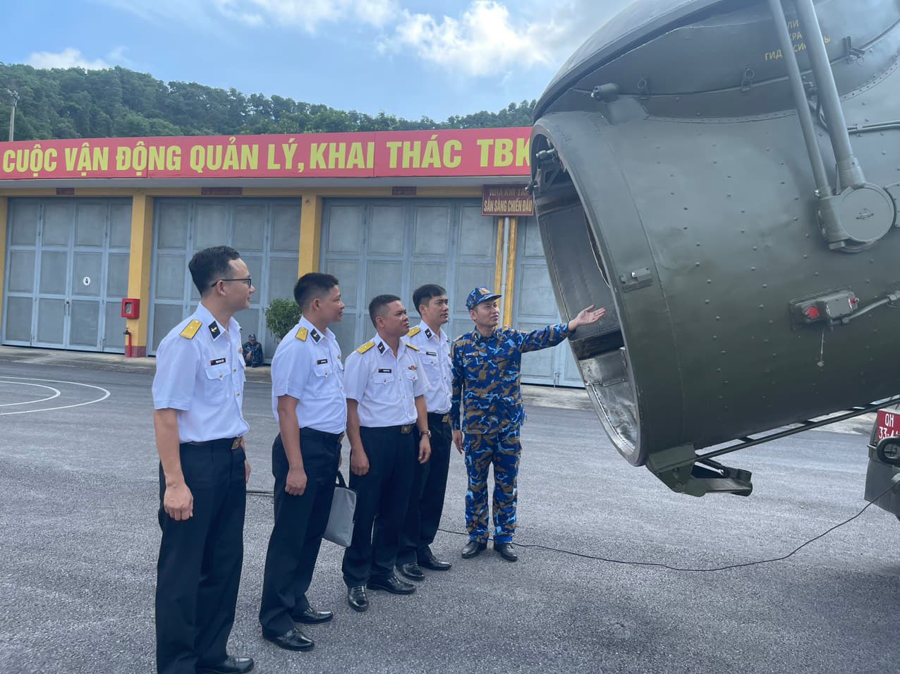 Đoàn cán bộ, học viên Học viện Chính trị tham quan Lữ đoàn 679, Vùng 1