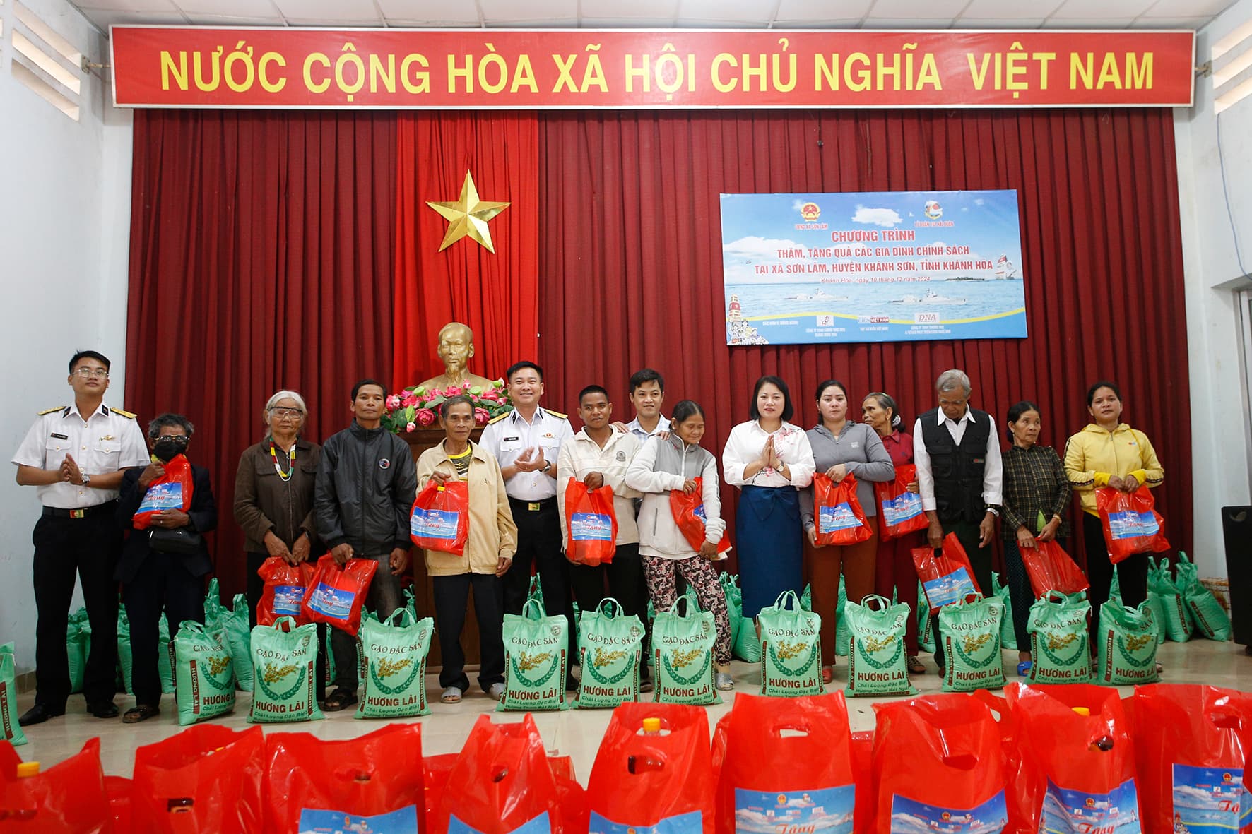 Lữ đoàn 162 trao 150 phần quà tặng gia đình chính sách, gia đình có hoàn cảnh khó khăn