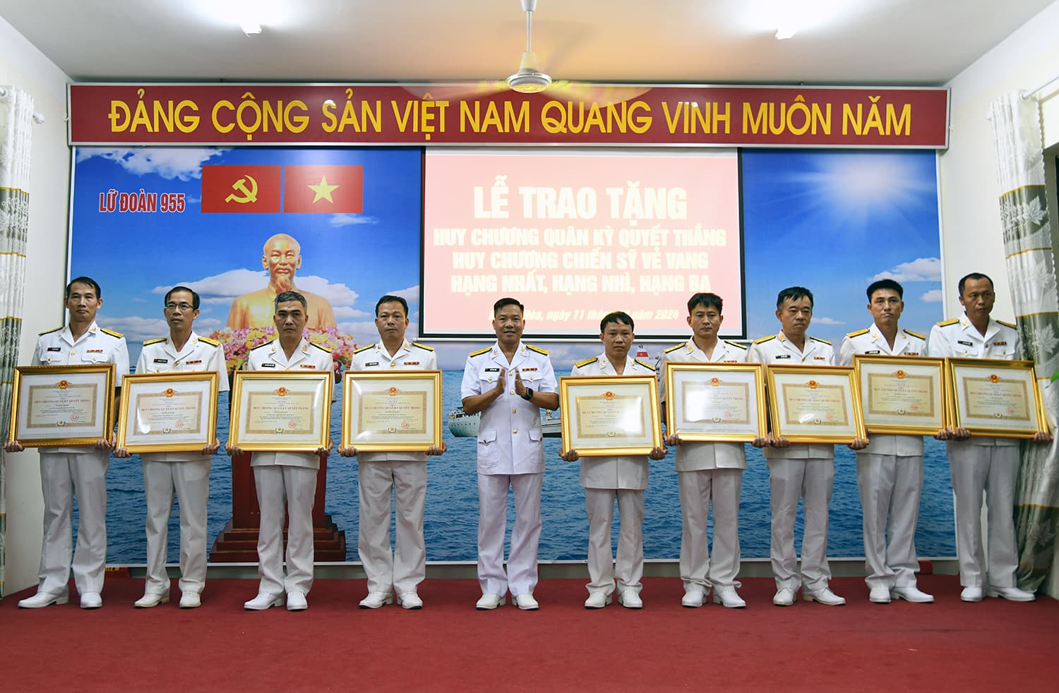 Lữ đoàn 955: 77 quân nhân được tặng Huy chương niên hạn
