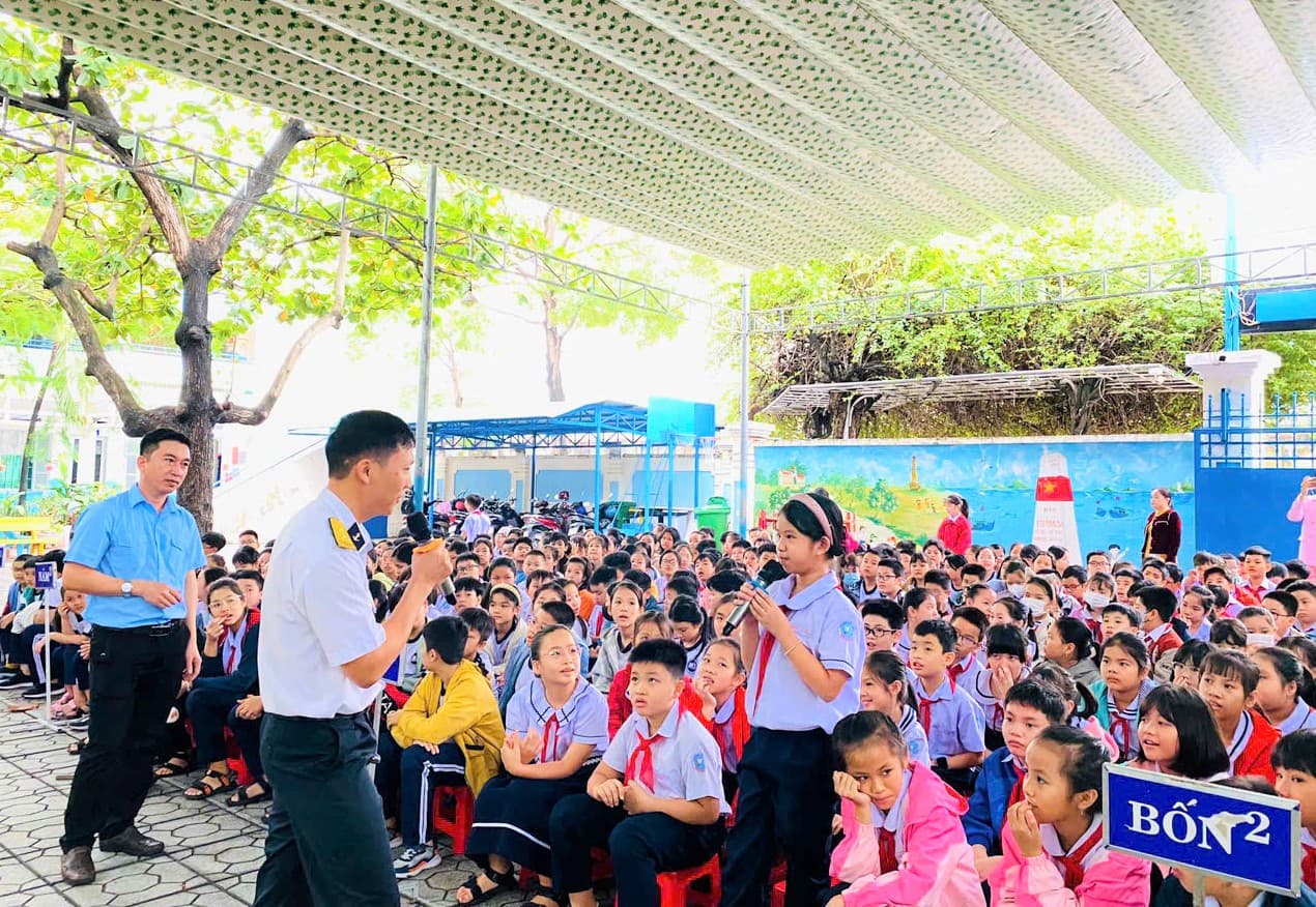 Hơn 1.000 giáo viên, học sinh nghe thông tin tuyên truyền 80 năm Ngày thành lập QĐND Việt Nam