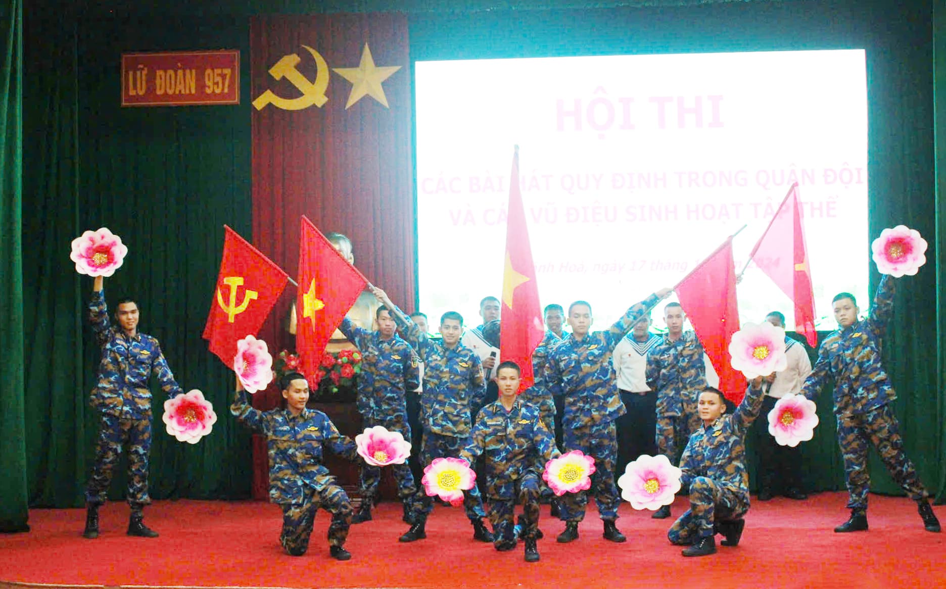 Lữ đoàn 957 thi hát các bài hát quy định trong Quân đội