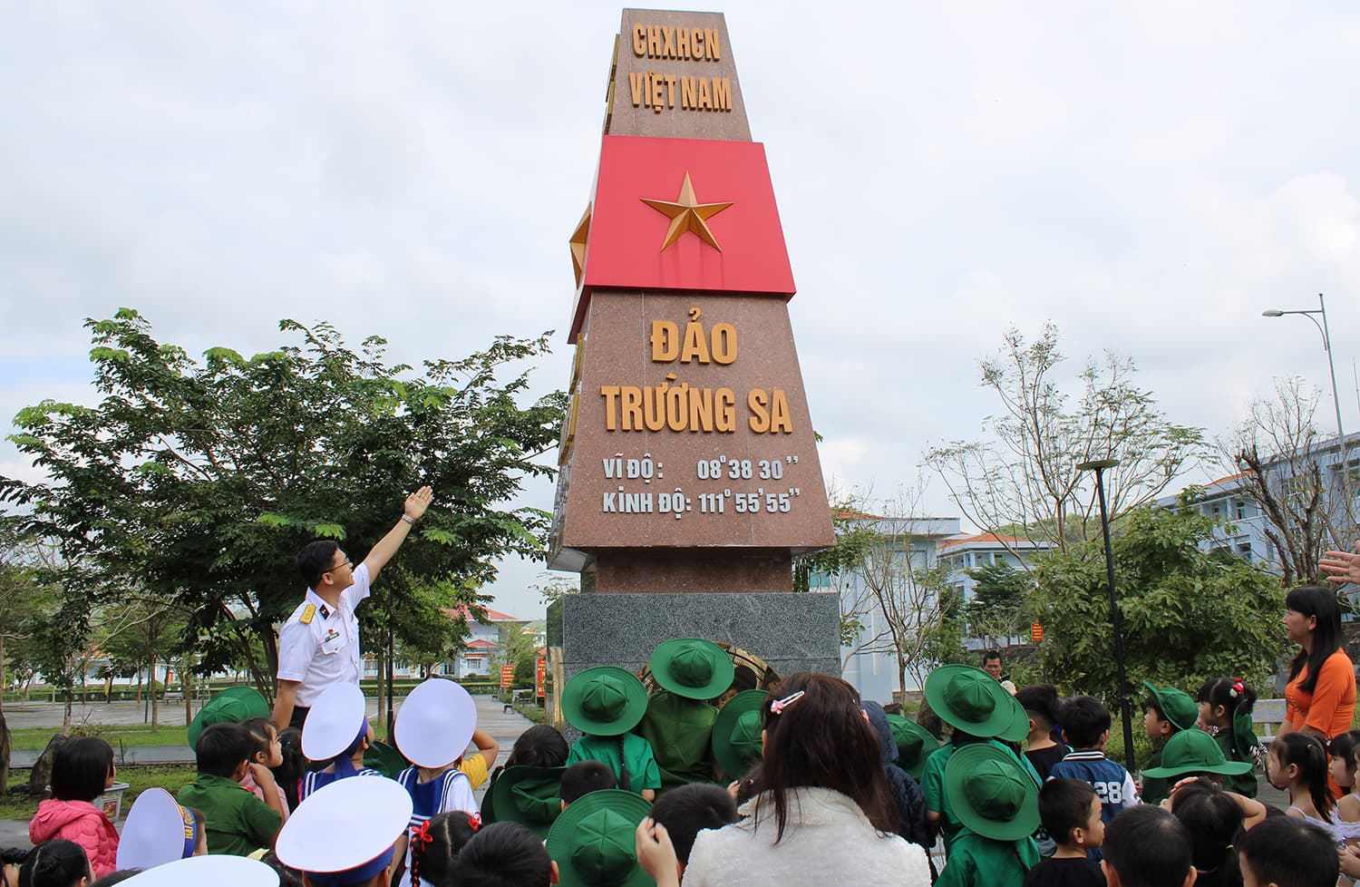 Gần 100 giáo viên, học sinh giao lưu cùng cán bộ, chiến sĩ Lữ đoàn 682
