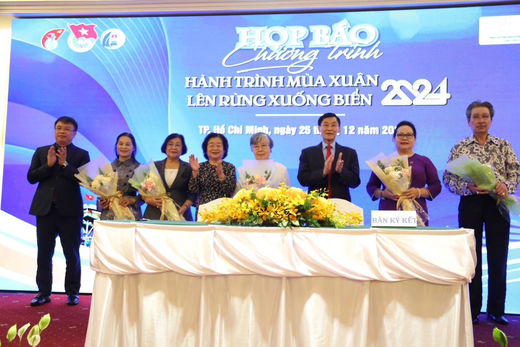 Quỹ học bổng Vừ A Dính họp báo chương trình “Hành trình mùa xuân lên rừng xuống biển-2024”.