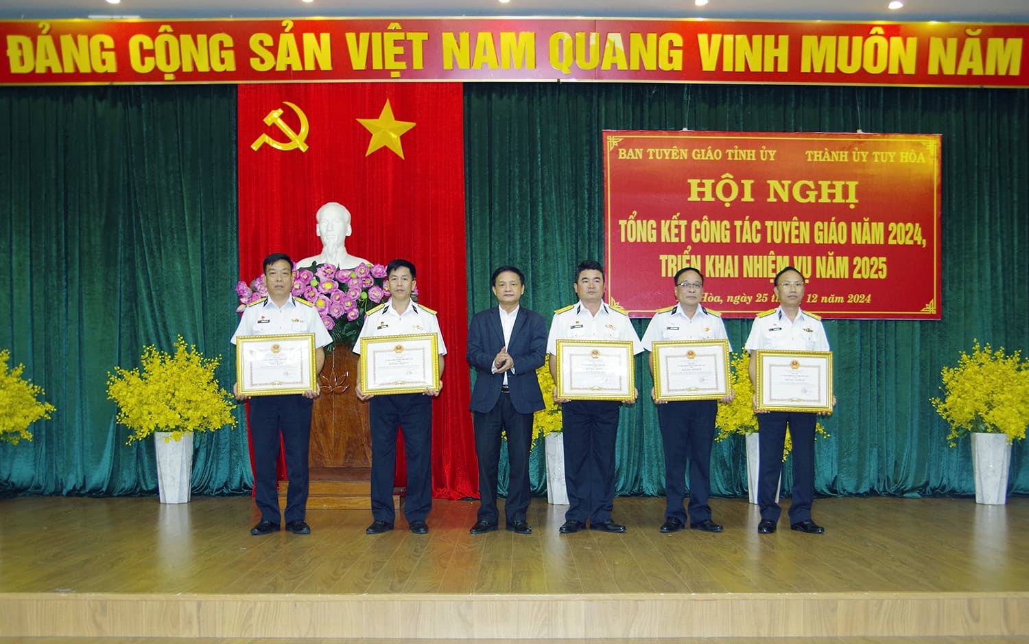 Đoàn công tác Cục Hậu cần - Kỹ thuật Hải quân làm việc tại tỉnh Phú Yên