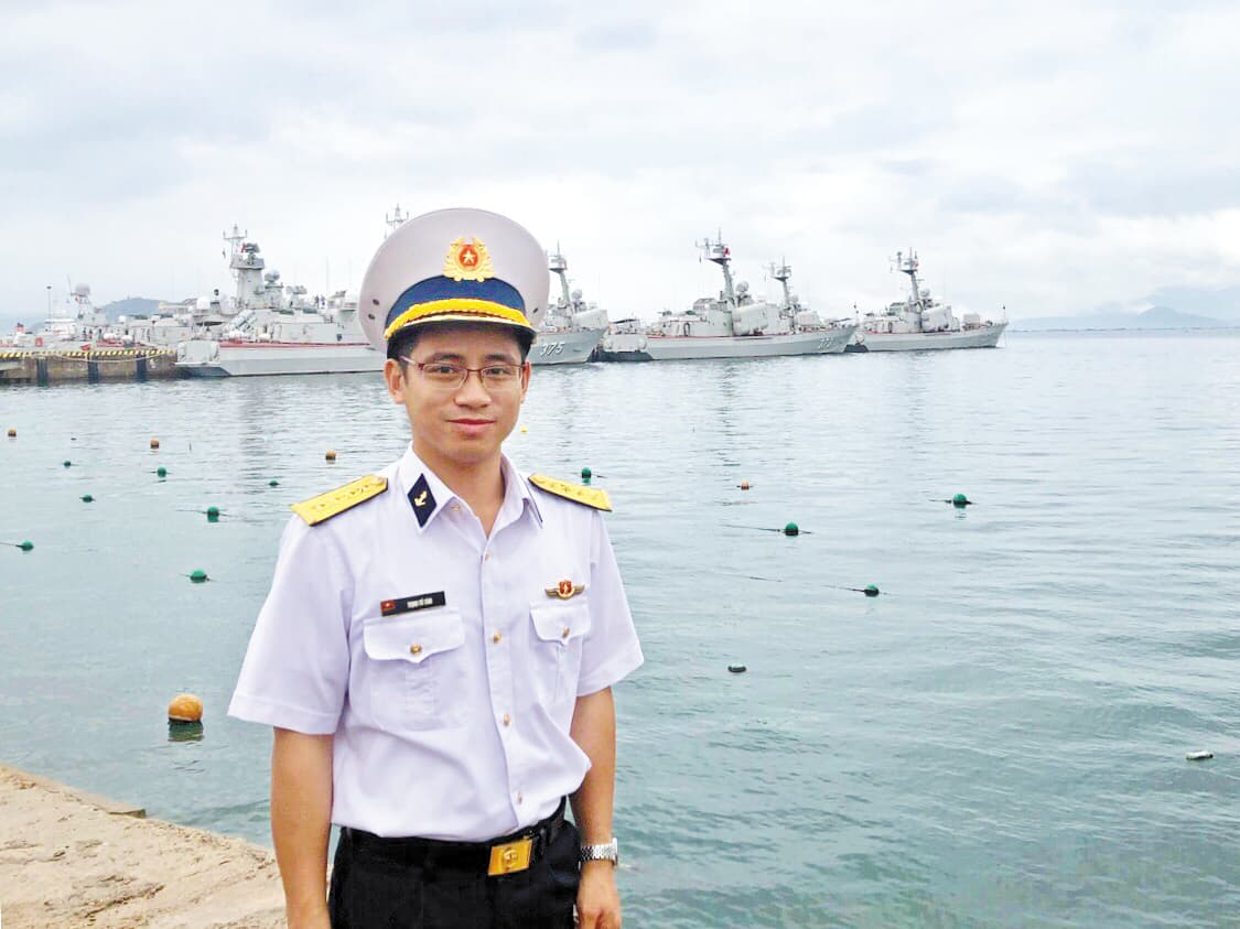 Chính trị viên tàu mẫu mực
