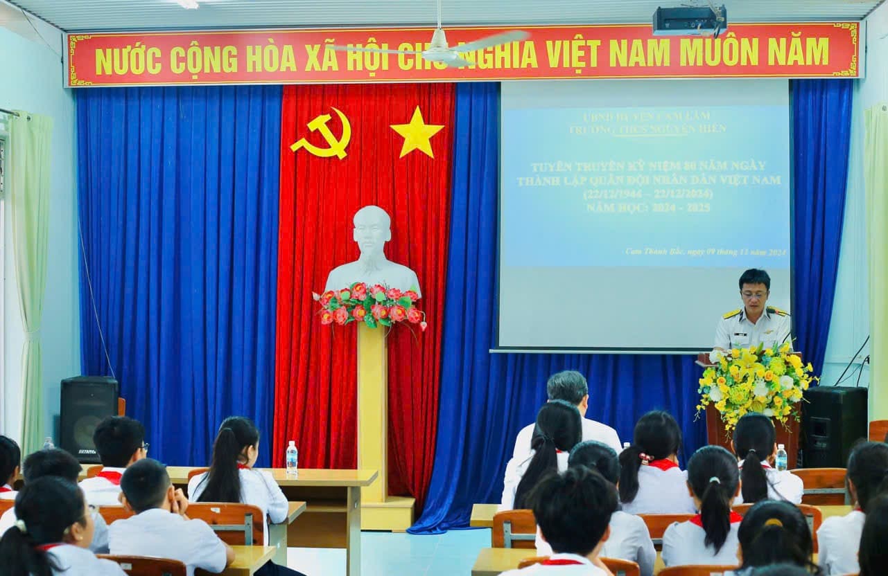 Gần 400 giáo viên, học sinh nghe thông tin về biển, đảo