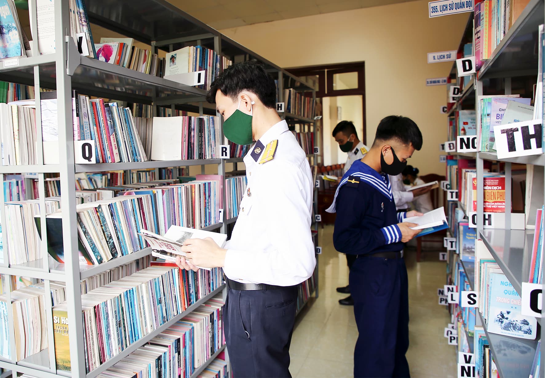 Để đọc sách trở thành sở thích của bộ đội