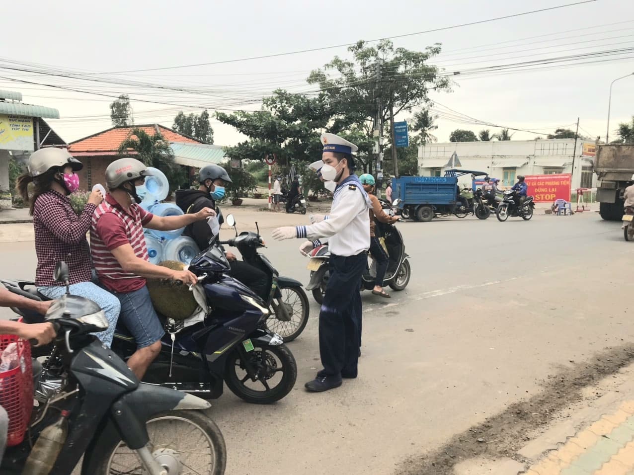 Lữ đoàn 681 hỗ trợ thành phố Phan Thiết chống dịch