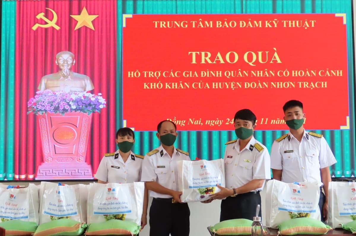 Huyện đoàn Nhơn Trạch tặng quà các gia đình quân nhân có hoàn cảnh khó khăn